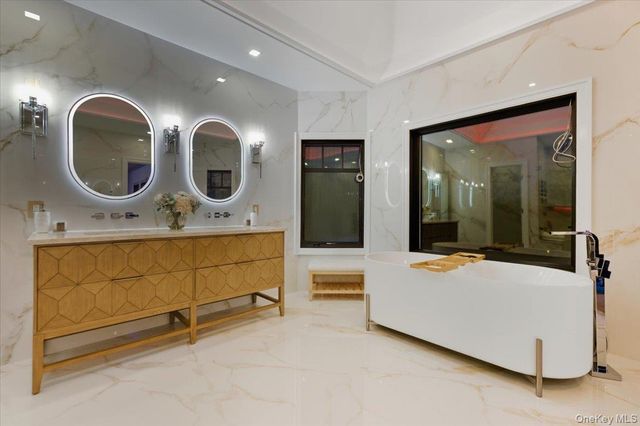 26 Saint Andrews Court, Old Westbury, NY 11568