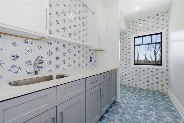 26 Saint Andrews Court, Old Westbury, NY 11568