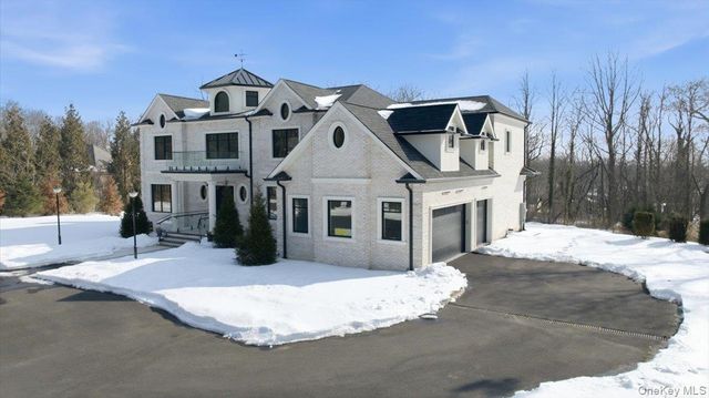 26 Saint Andrews Court, Old Westbury, NY 11568