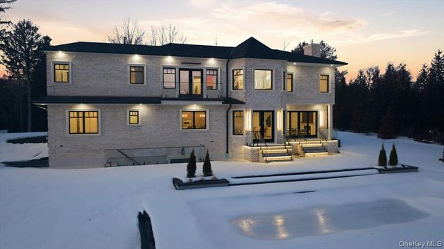 26 Saint Andrews Court, Old Westbury, NY 11568