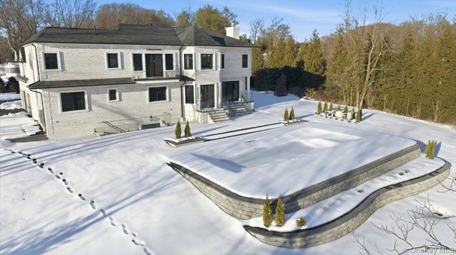 26 Saint Andrews Court, Old Westbury, NY 11568