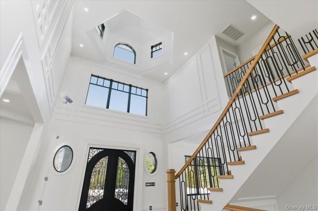 26 Saint Andrews Court, Old Westbury, NY 11568