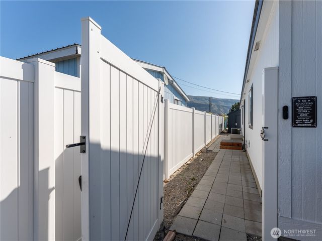 105 3rd Street SW, Rock Island, WA 98850