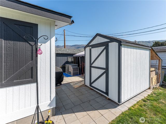 105 3rd Street SW, Rock Island, WA 98850