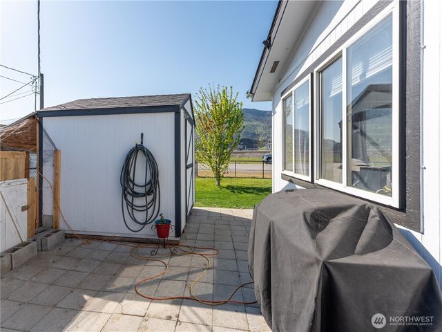 105 3rd Street SW, Rock Island, WA 98850