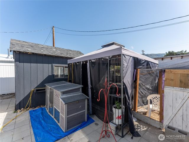 105 3rd Street SW, Rock Island, WA 98850