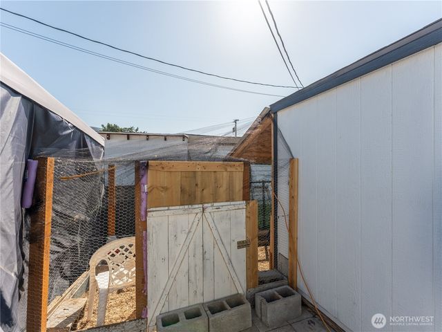 105 3rd Street SW, Rock Island, WA 98850