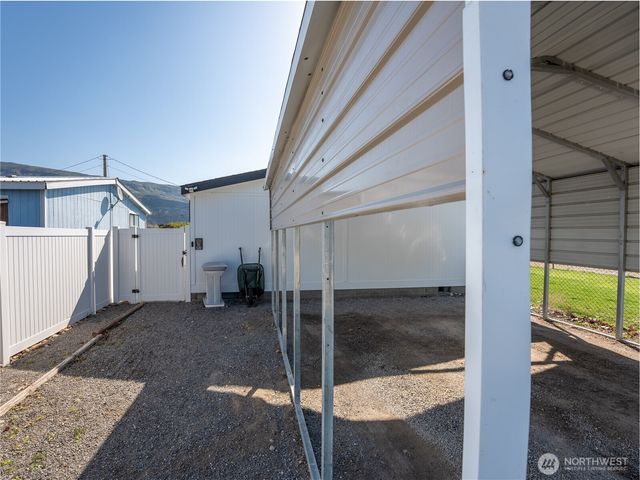 105 3rd Street SW, Rock Island, WA 98850