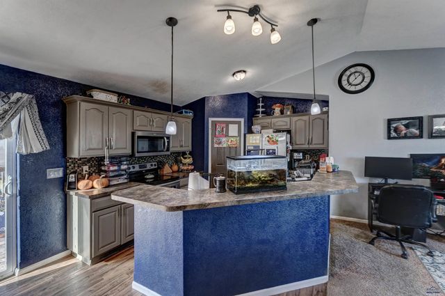 317 BEAR TOOTH DR, Box Elder, SD 57719