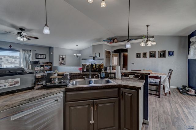 317 BEAR TOOTH DR, Box Elder, SD 57719