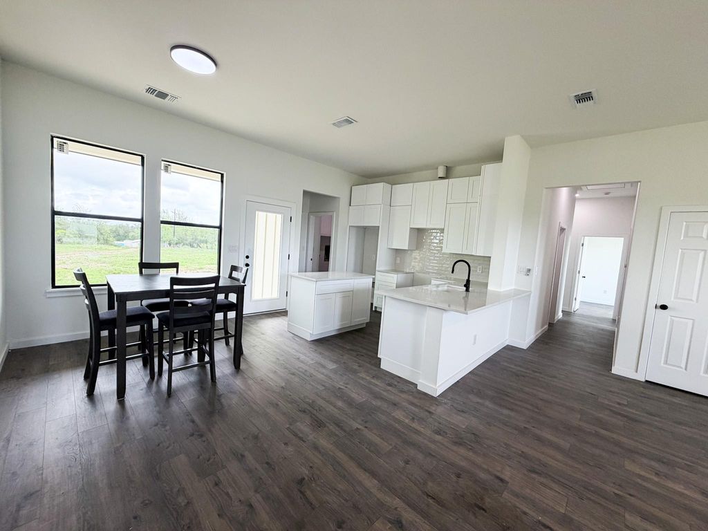 138 Blushing DR, Cedar Creek, TX 78612