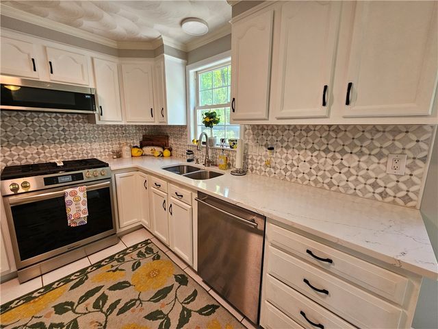 190 Arnolds Neck Drive, Warwick, RI 02886