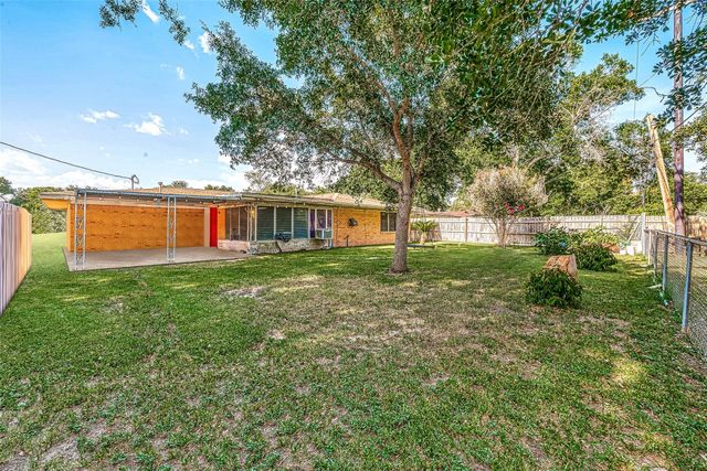 921 Roberts Street, El Campo, TX 77437