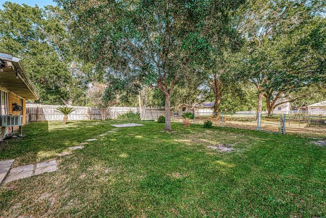 921 Roberts Street, El Campo, TX 77437