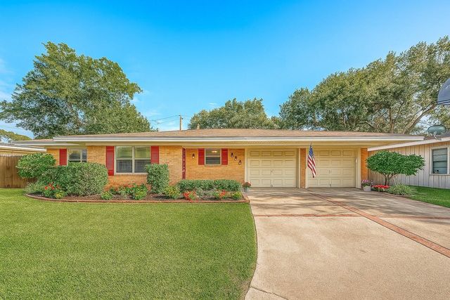 921 Roberts Street, El Campo, TX 77437