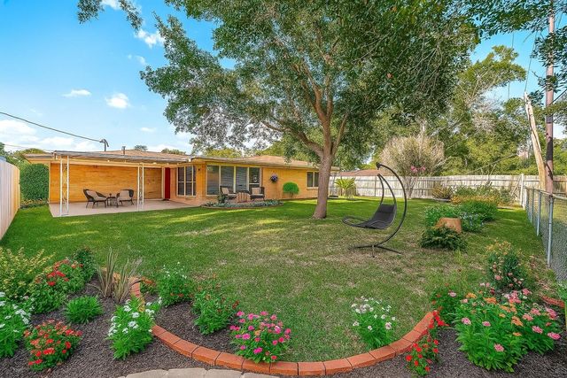 921 Roberts Street, El Campo, TX 77437