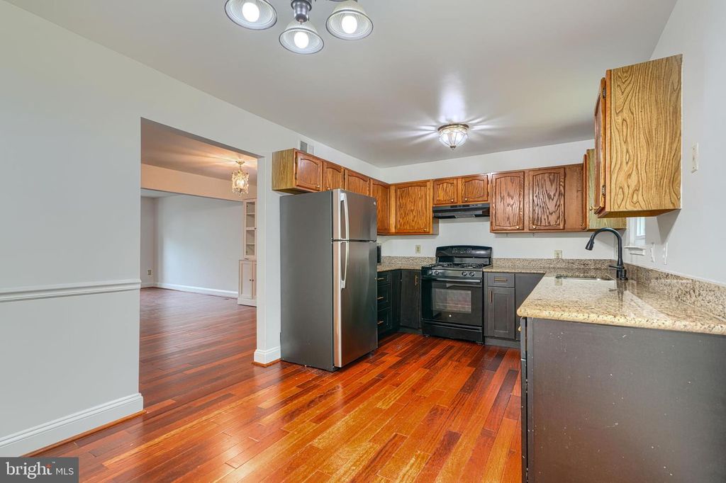 Image 12 of property listing at 9 LONG GREEN CT, Silver Spring, MD 20906