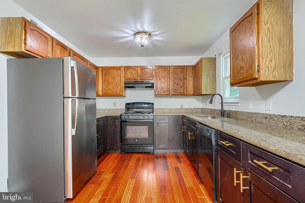 Image 13 of property listing at 9 LONG GREEN CT, Silver Spring, MD 20906