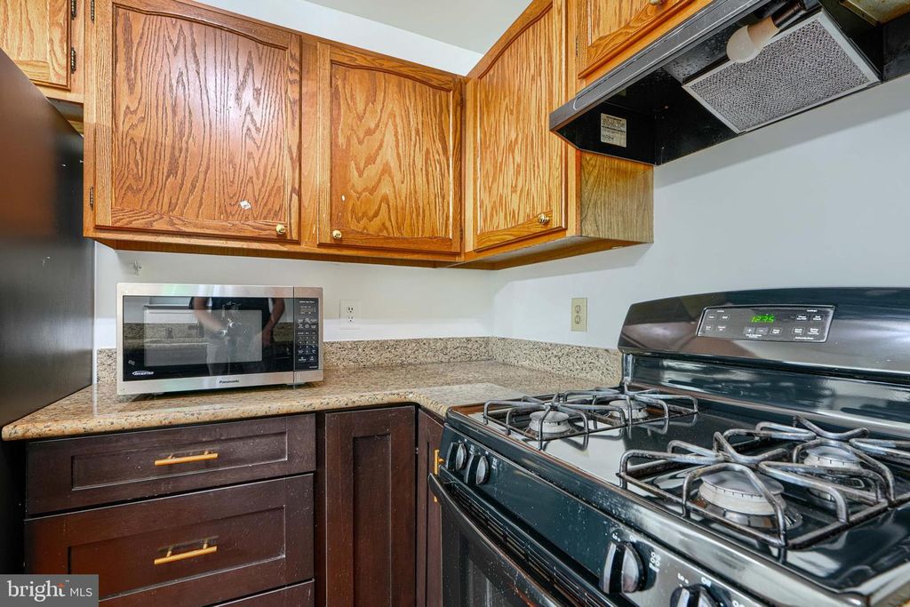 Image 14 of property listing at 9 LONG GREEN CT, Silver Spring, MD 20906