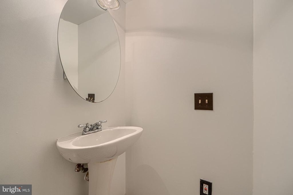 Image 27 of property listing at 9 LONG GREEN CT, Silver Spring, MD 20906
