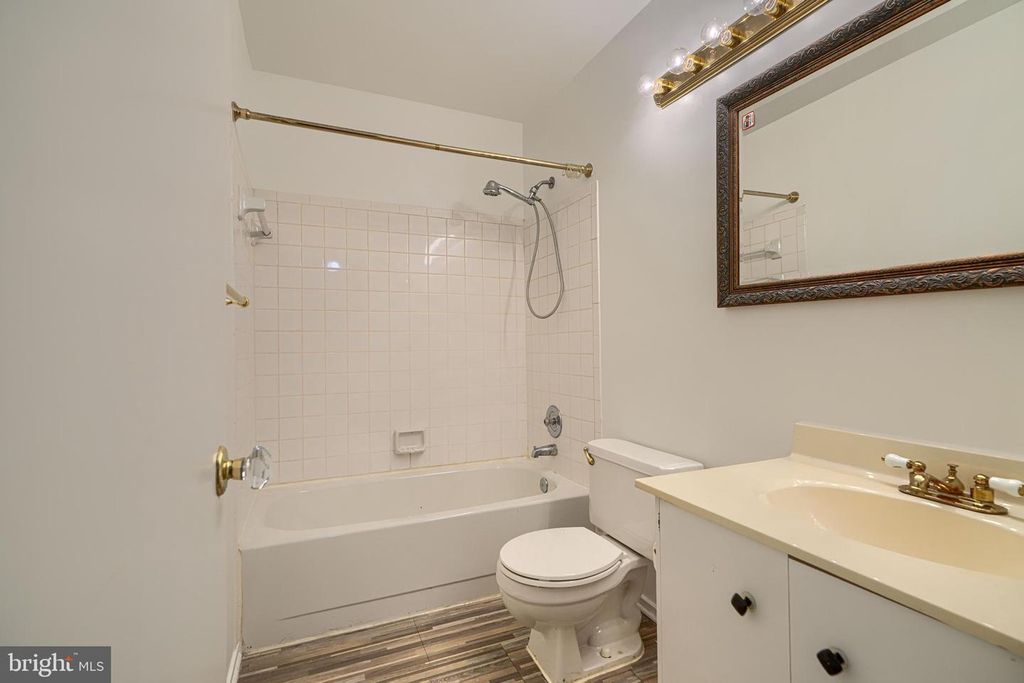 Image 34 of property listing at 9 LONG GREEN CT, Silver Spring, MD 20906