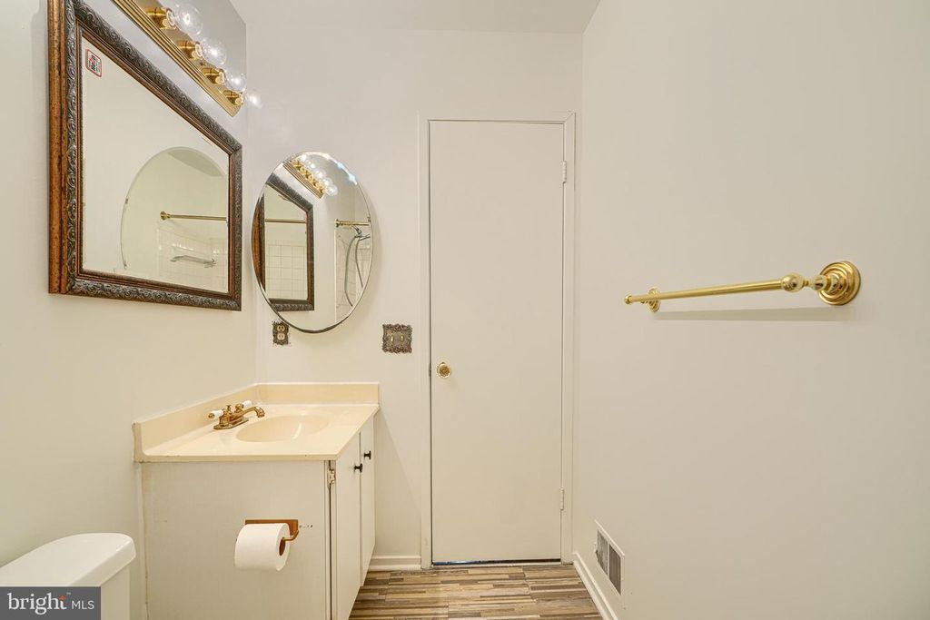 Image 36 of property listing at 9 LONG GREEN CT, Silver Spring, MD 20906