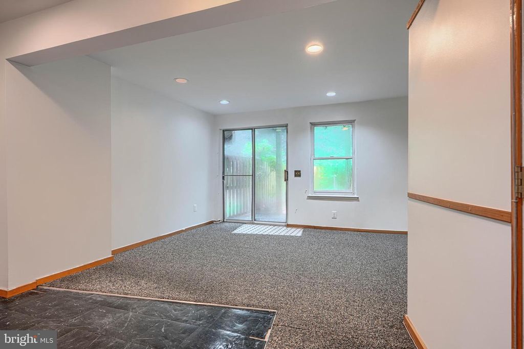Image 38 of property listing at 9 LONG GREEN CT, Silver Spring, MD 20906