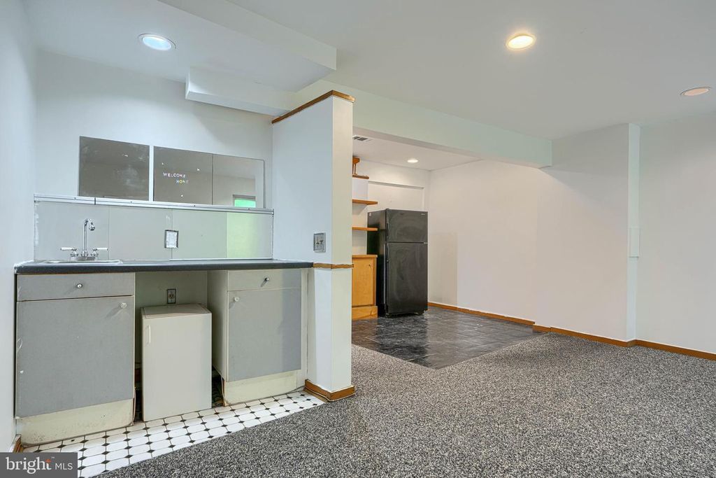 Image 40 of property listing at 9 LONG GREEN CT, Silver Spring, MD 20906