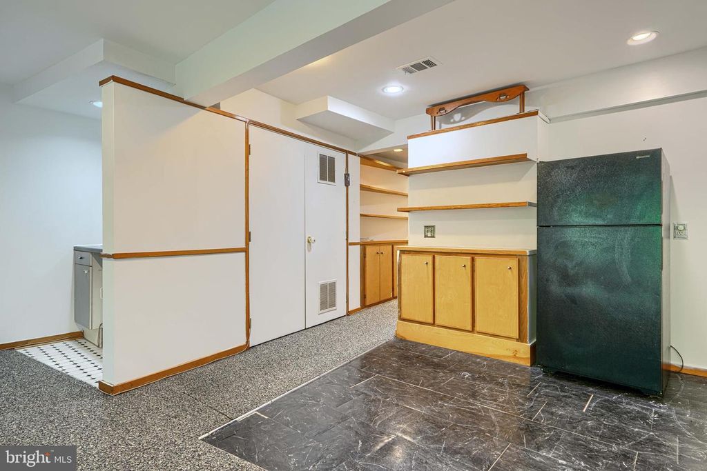 Image 41 of property listing at 9 LONG GREEN CT, Silver Spring, MD 20906
