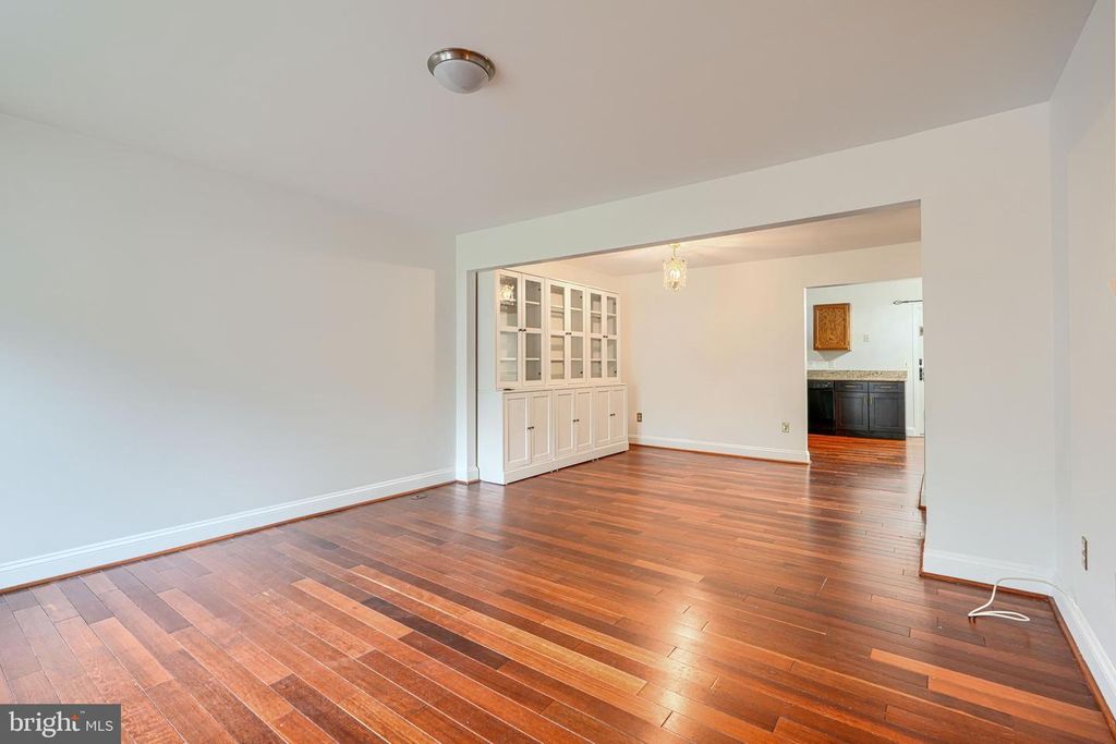 Image 5 of property listing at 9 LONG GREEN CT, Silver Spring, MD 20906