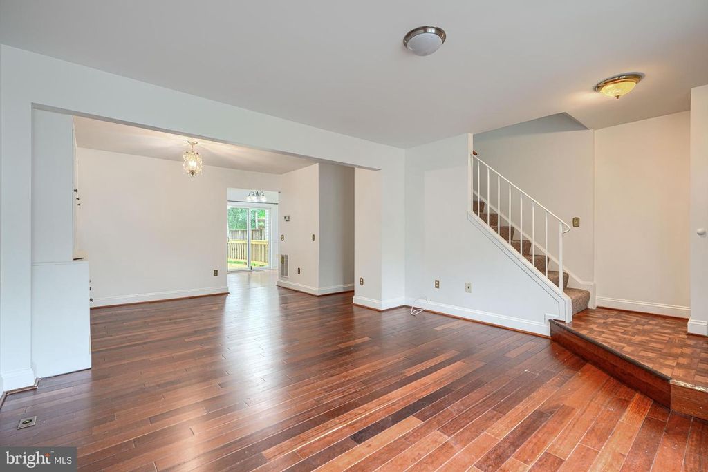 Image 6 of property listing at 9 LONG GREEN CT, Silver Spring, MD 20906