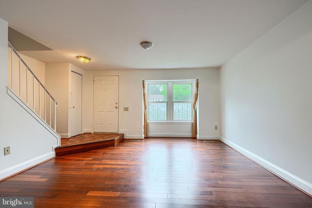 Image 7 of property listing at 9 LONG GREEN CT, Silver Spring, MD 20906