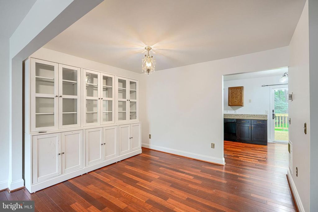 Image 8 of property listing at 9 LONG GREEN CT, Silver Spring, MD 20906
