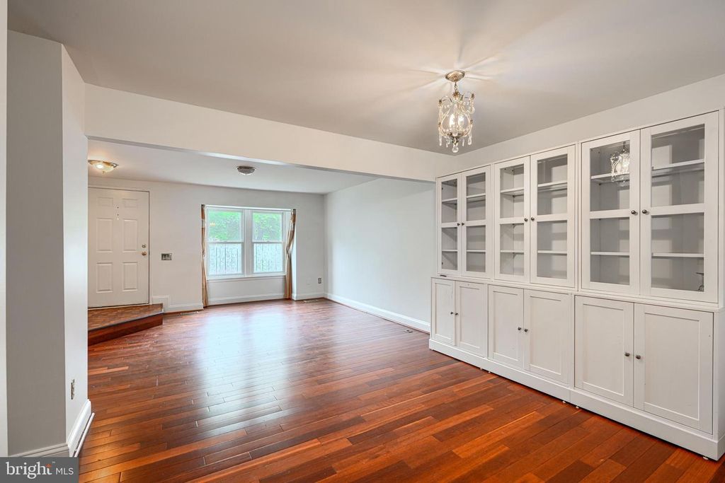 Image 9 of property listing at 9 LONG GREEN CT, Silver Spring, MD 20906