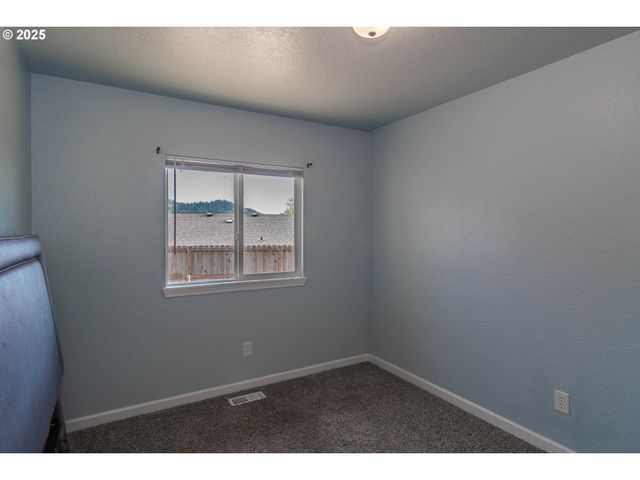 420 Nw ELIZABETH Ave, Winston, OR 97496