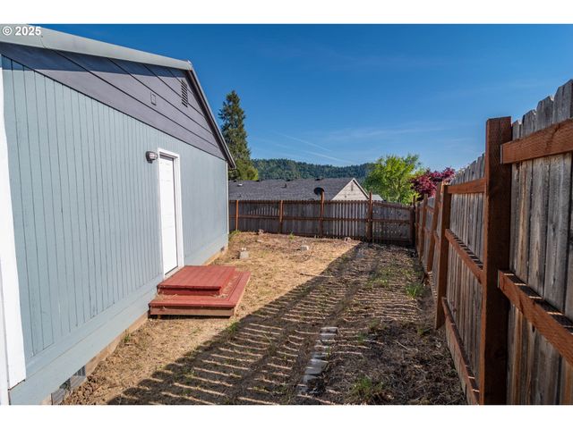 420 Nw ELIZABETH Ave, Winston, OR 97496