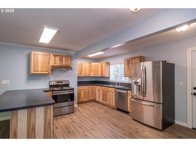 420 Nw ELIZABETH Ave, Winston, OR 97496