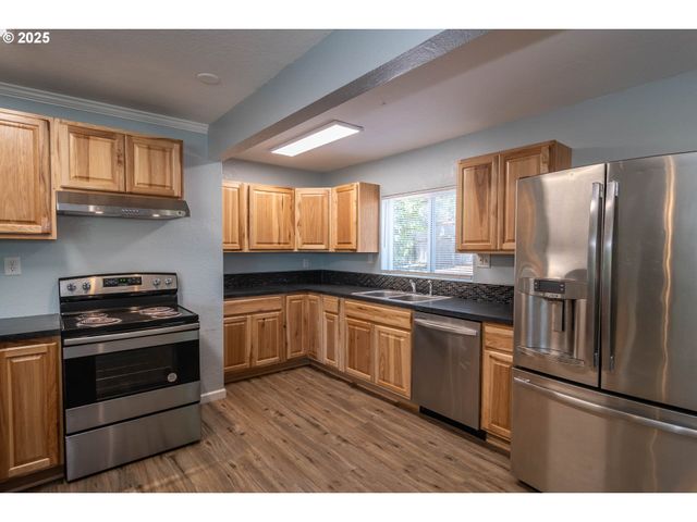 420 Nw ELIZABETH Ave, Winston, OR 97496