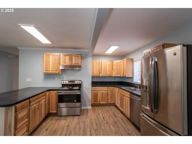 420 Nw ELIZABETH Ave, Winston, OR 97496