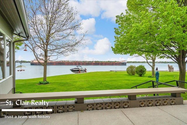 560 N Riverside Avenue, Saint Clair, MI 48079