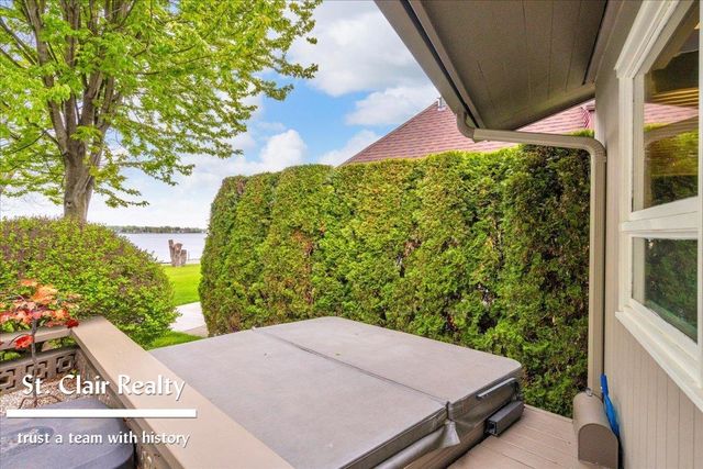 560 N Riverside Avenue, Saint Clair, MI 48079