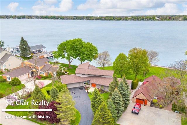 560 N Riverside Avenue, Saint Clair, MI 48079