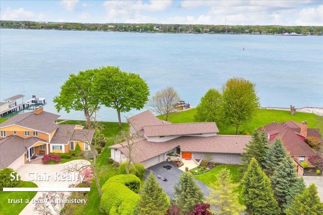 560 N Riverside Avenue, Saint Clair, MI 48079