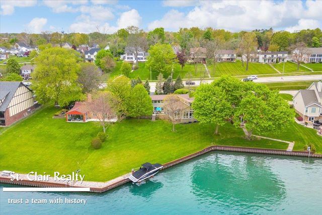 560 N Riverside Avenue, Saint Clair, MI 48079