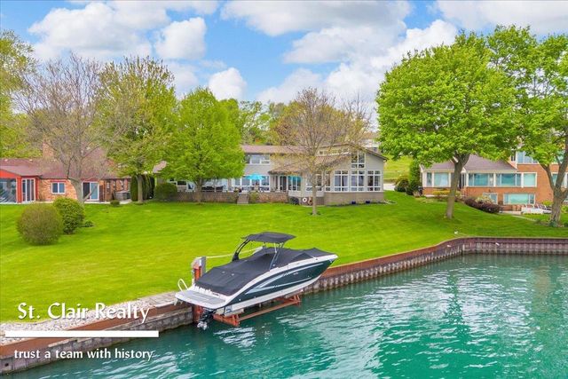 560 N Riverside Avenue, Saint Clair, MI 48079