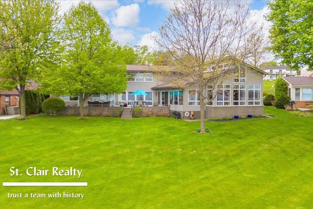 560 N Riverside Avenue, Saint Clair, MI 48079