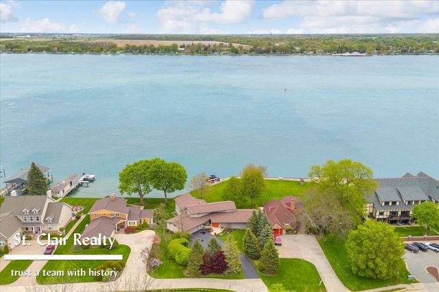 560 N Riverside Avenue, Saint Clair, MI 48079