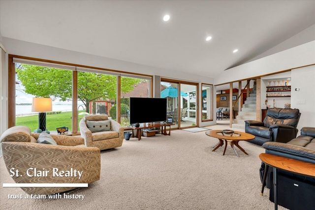 560 N Riverside Avenue, Saint Clair, MI 48079