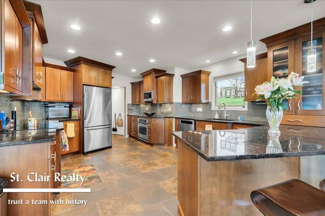 560 N Riverside Avenue, Saint Clair, MI 48079