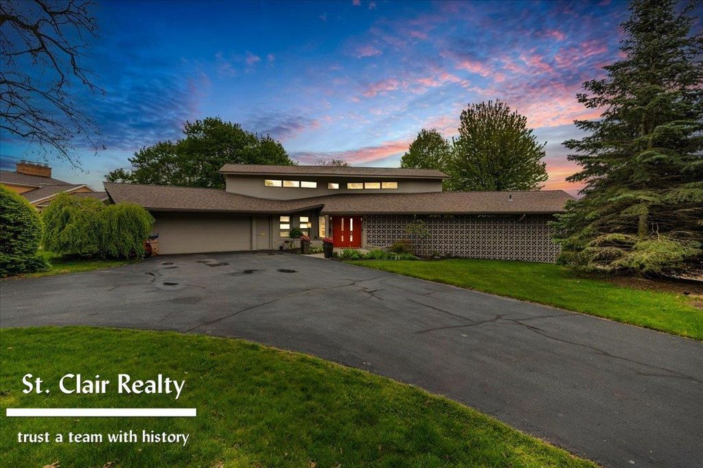 560 N Riverside Avenue, Saint Clair, MI 48079